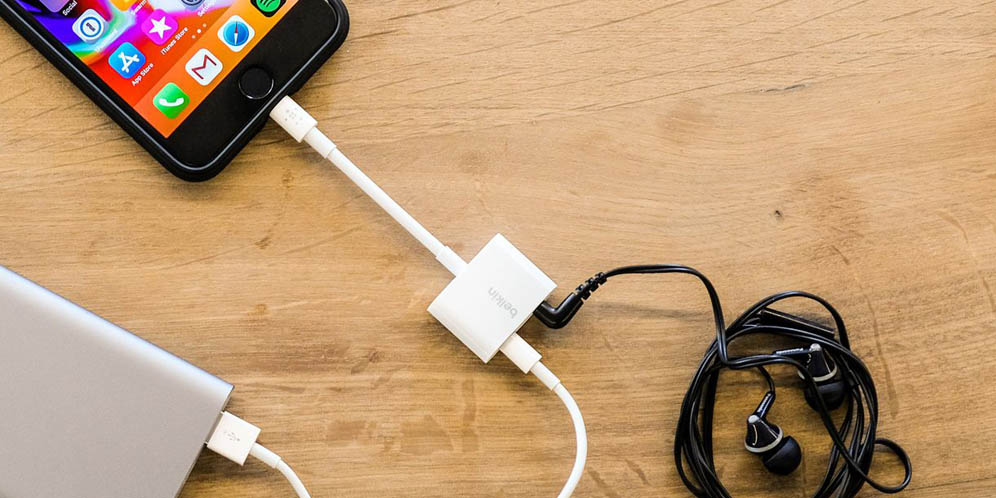 Colokan iPhone 2 in 1, Buat Charging dan Headset